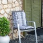 Grau gestreiftes Beo Niedriglehner-Saumkissen Elbasan Bali auf Gartenstuhl.