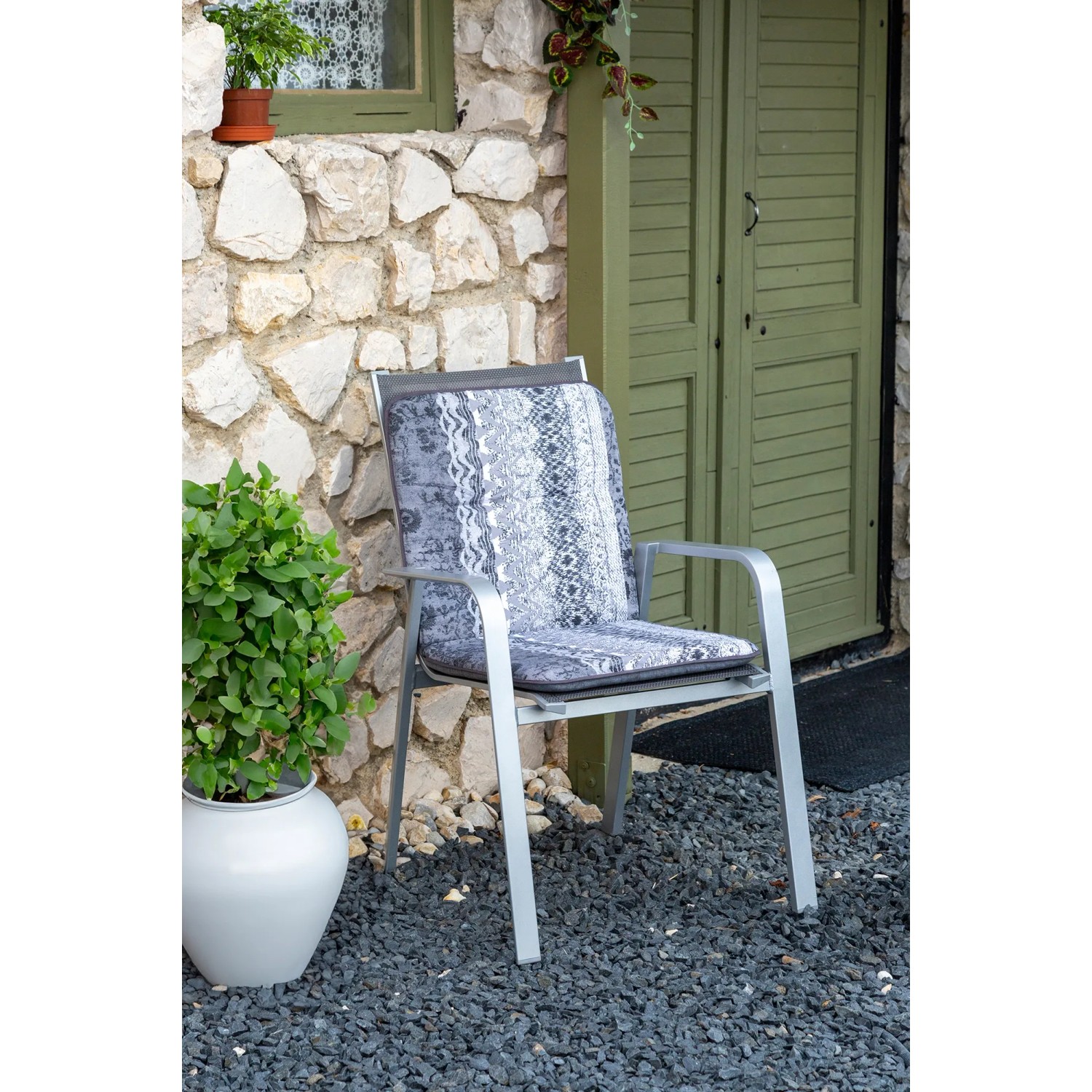 Grau gestreiftes Beo Niedriglehner-Saumkissen Elbasan Bali auf Gartenstuhl.