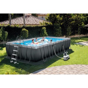 Intex Frame Pool Set Ultra Quadra XTR mit Stahlrahmen, Leiter und Sandfilteranlage im Garten.