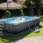 Intex Frame Pool Set Ultra Quadra XTR mit Stahlrahmen, Leiter und Sandfilteranlage im Garten.