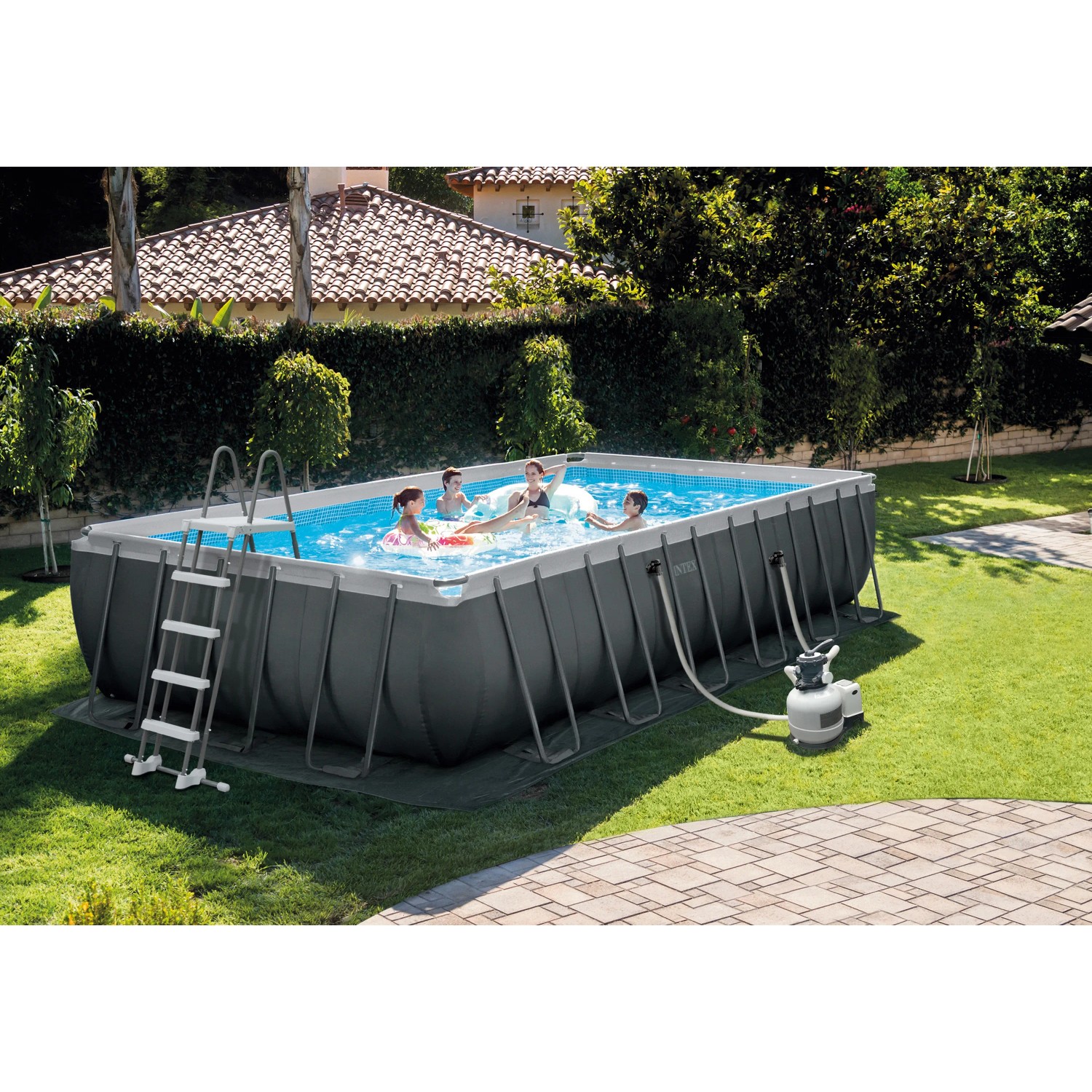 Intex Frame Pool Set Ultra Quadra XTR mit Stahlrahmen, Leiter und Sandfilteranlage im Garten.