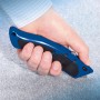 Hand schneidet Teppich mit blauem LUX Universalmesser Comfort 60 mm.