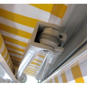 Detailaufnahme der MCW Kassettenmarkise (5x3m) in Bordeaux-Rot, Fokus auf Mechanik und gelb-weiß gestreiftem Stoff.