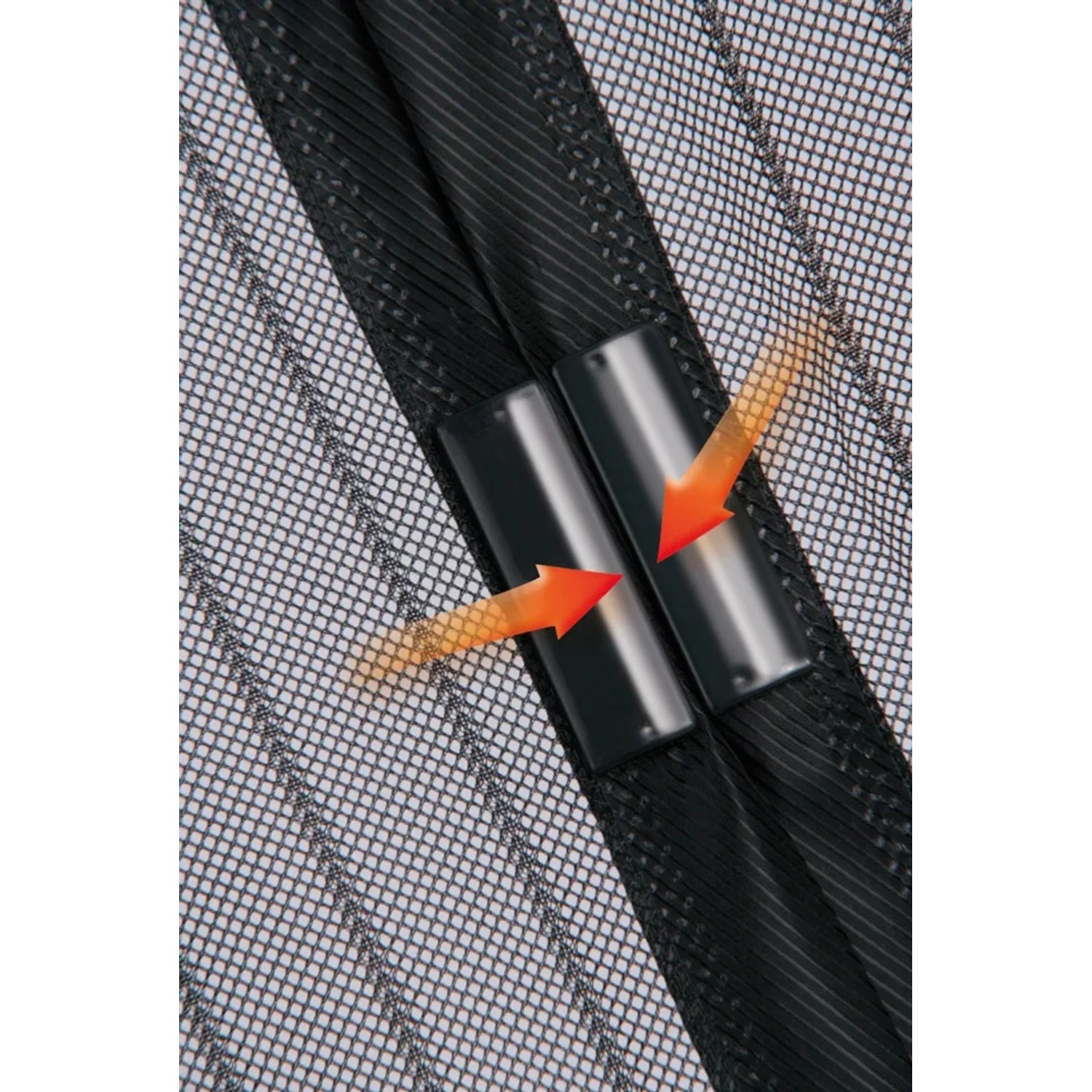 Detailaufnahme: Easymaxx Tür-Moskitonetz Magic Klick, schwarzes Insektenschutznetz mit Magnetverschluss.
