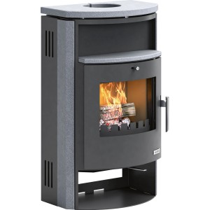 Schwarzer Kaminofen mit Natursteinverkleidung, brennendem Holz und Warmhaltefach. 6,7 kW Holzofen für gemütliche Wärme.