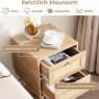 Heller Nachttisch mit zwei Rattan-Schubladen und goldfarbenen Knöpfen. Geräumige Tischplatte für Schlafzimmer-Utensilien.
