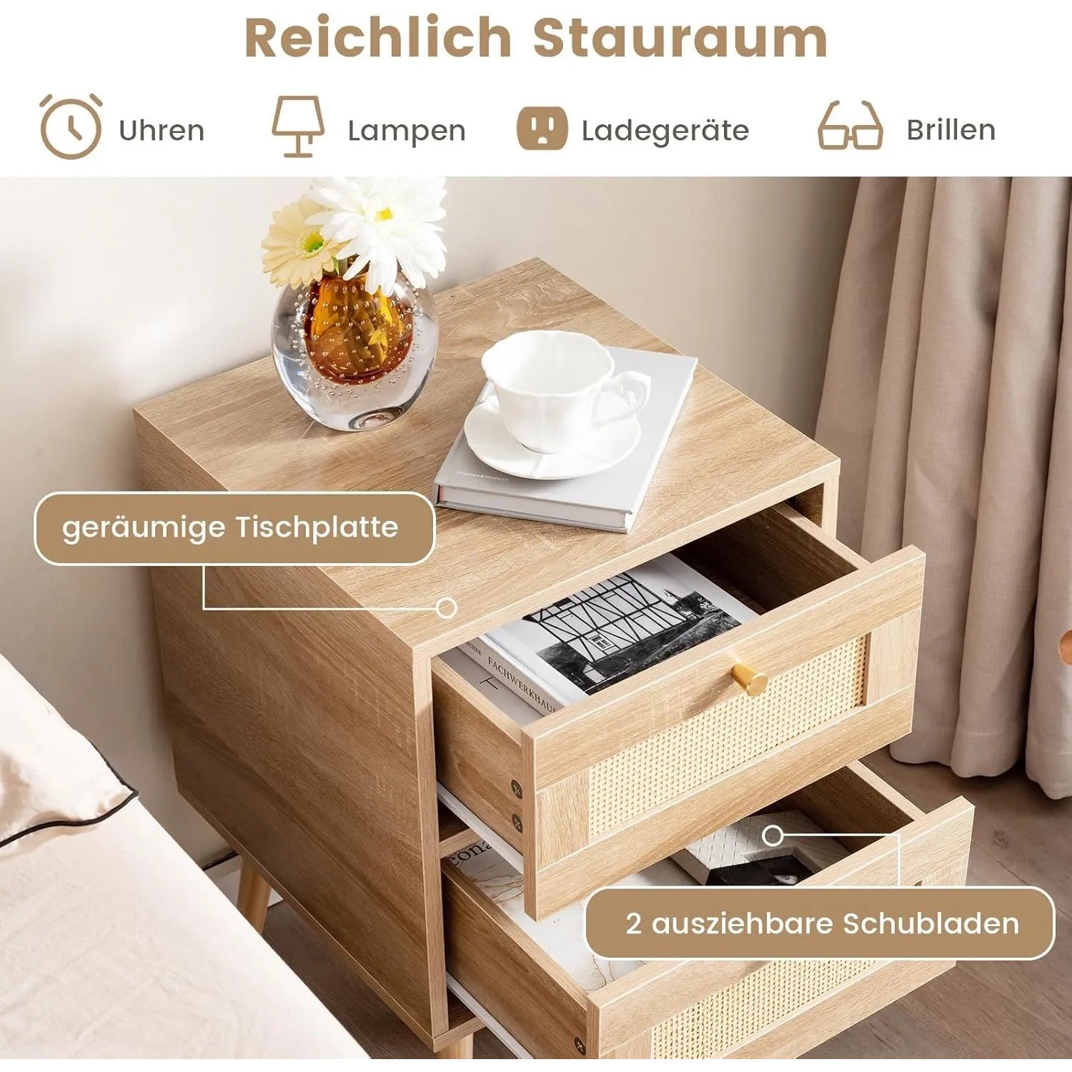 Heller Nachttisch mit zwei Rattan-Schubladen und goldfarbenen Knöpfen. Geräumige Tischplatte für Schlafzimmer-Utensilien.