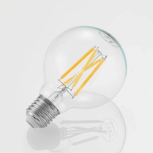 Arcchio LED E27 Lampe aus klarem Glas mit gelben Filamenten. Kugelform, silberner E27 Sockel auf weißem Grund.