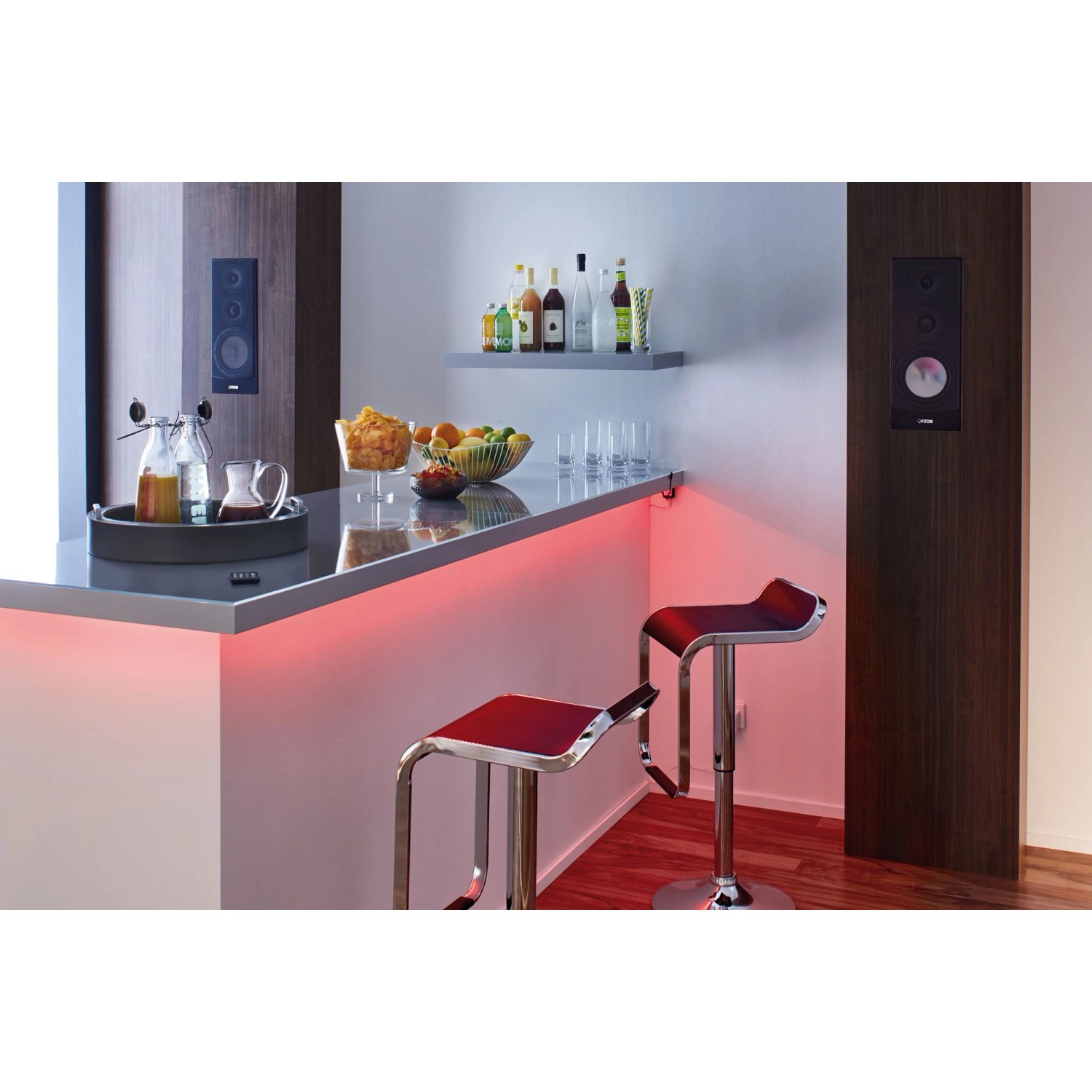 YourLED Lights & Sound Set von Paulmann: RGB LED-Streifen unter einer Bar mit Hockern.
