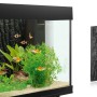 Juwel Aquarium Strukturrückwand STR 600 mit Rindenstruktur im Aquarium und als Produktverpackung.