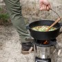 Petromax Raketenofen mit Grillplatte und Kochkreuz im Einsatz mit Dutch Oven. Grillutensil für Outdoor-Küche.