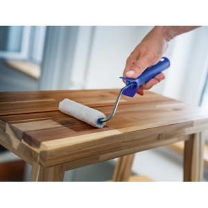 Lasurwalze von LUX (10 cm) im Einsatz auf Holz. Mikrofaser, 5er-Set.