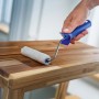 Lasurwalze von LUX (10 cm) im Einsatz auf Holz. Mikrofaser, 5er-Set.