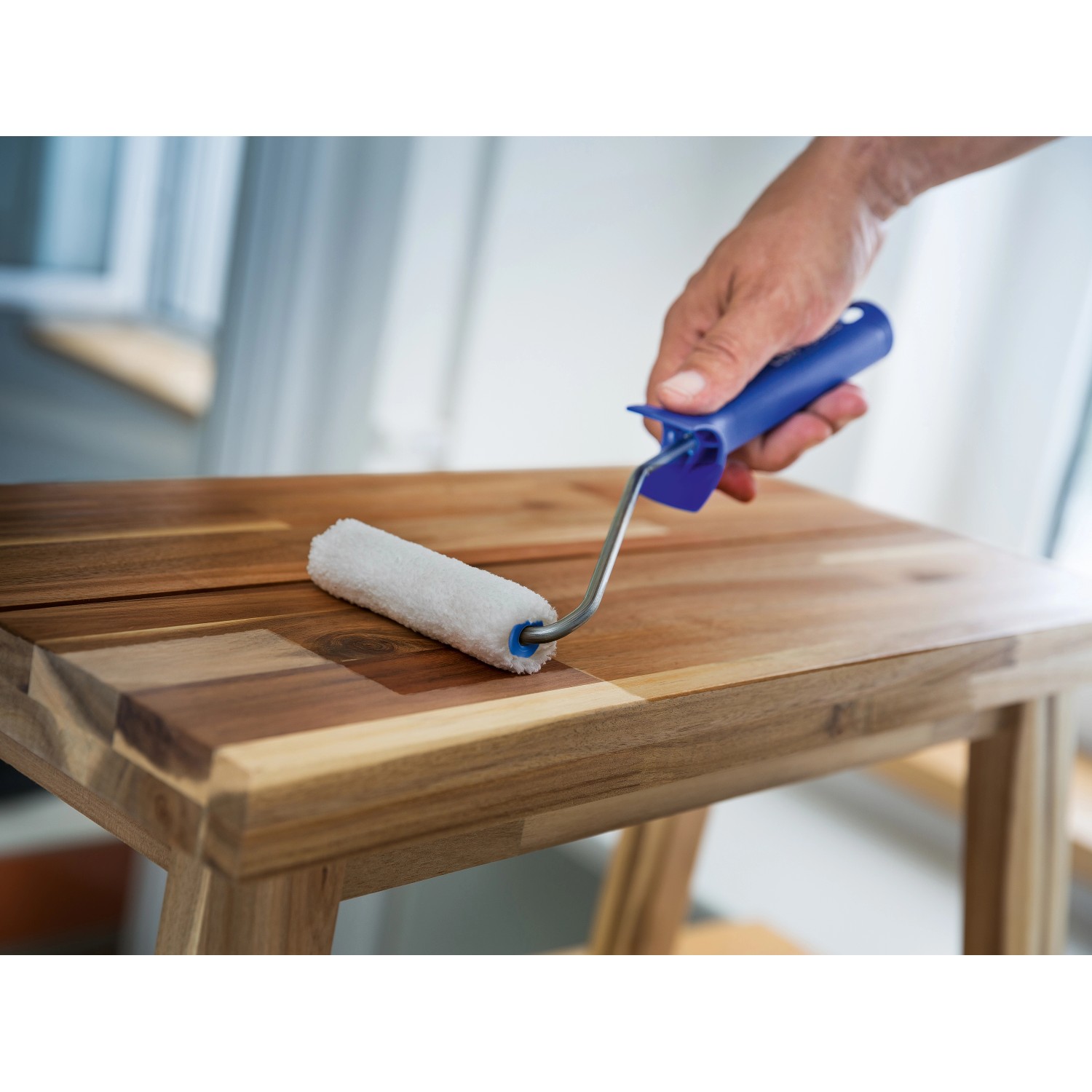 Lasurwalze von LUX (10 cm) im Einsatz auf Holz. Mikrofaser, 5er-Set.