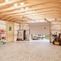 Innenansicht der Palmako Holzgarage Andre mit Sektionaltor und Zubehör.