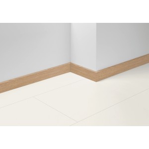 Parador Sockelleiste SL 18 D026 Eiche, 70 mm hoch, an Wand montiert.