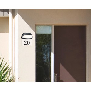 Anthrazitfarbene Trio LED-Außenwandleuchte Muga als Hausnummerleuchte.