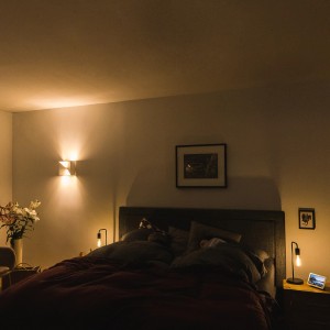 Schlafzimmer mit warmweißem Licht durch Osram G9 LED Leuchtmittel. Gemütliche Atmosphäre.