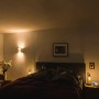Schlafzimmer mit warmweißem Licht durch Osram G9 LED Leuchtmittel. Gemütliche Atmosphäre.