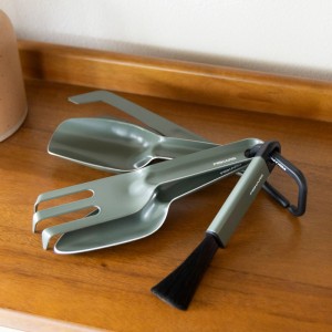 Fiskars Pflanzwerkzeug-Set, 5-teilig, grün, mit Kelle, Grubber, Schaufel, Pinzette und Bürste.