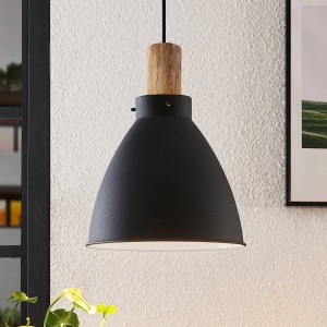 Schwarze Lindby Pendelleuchte Trebale mit Holzdetail, skandinavische Wohnzimmerleuchte.