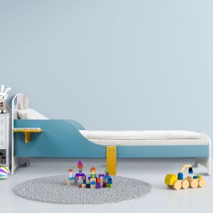 Buntes Relaxdays Kinderbett mit Ablage und Rausfallschutz, 60x94x143 cm.
