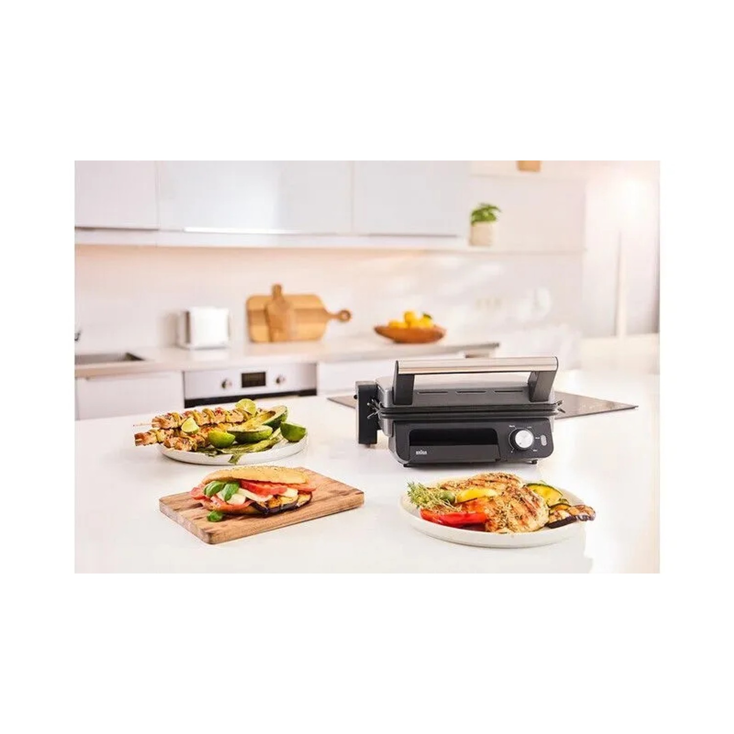 Braun Multigrill CG 5033IGY, grauer Kontaktgrill mit Speisen in der Küche.