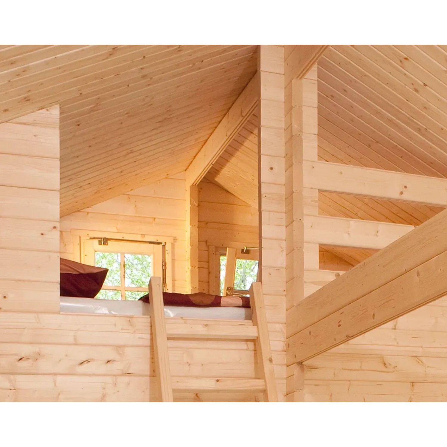 Innenansicht Holz-Gartenhaus mit Satteldach, naturbelassen und unbehandelt, mit Leiter zum Schlafboden.