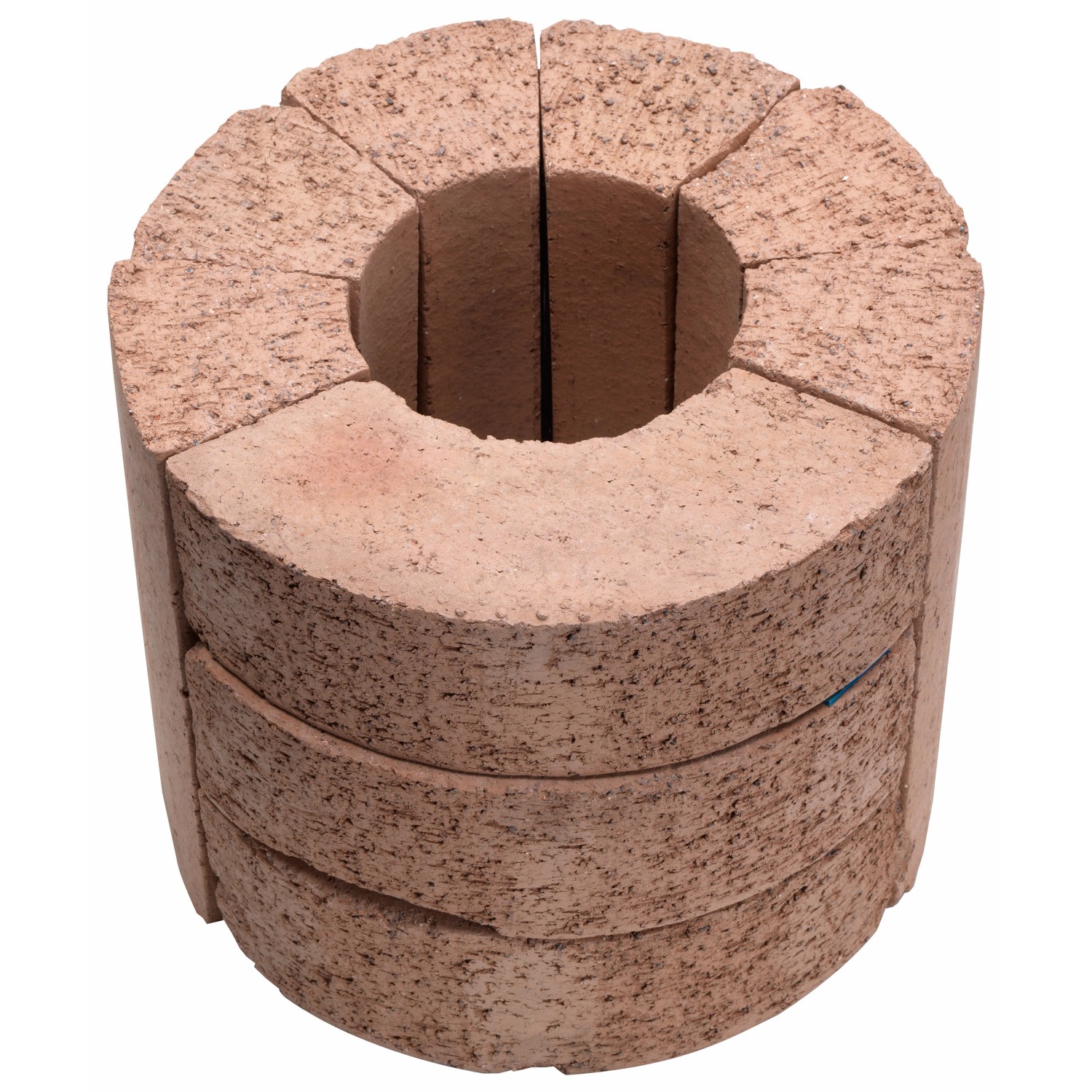 Kaminofen Justus: Runde Ofenverkleidung aus hellbraunen Steinen, Detailaufnahme.