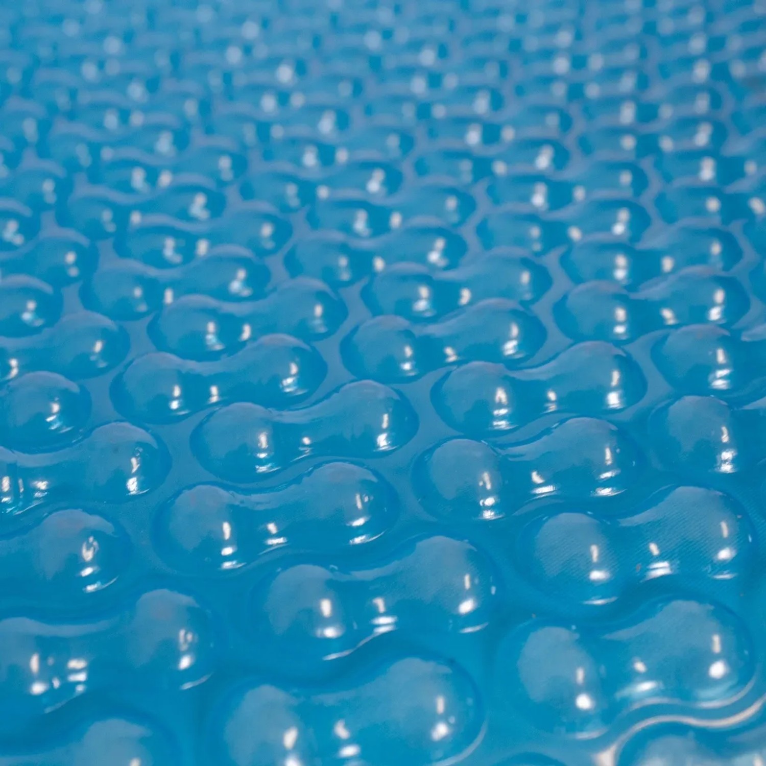 Detailansicht der blauen Evolution Solarplane 400µm GeoBubble für achteckige Holzpools.