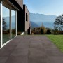 Anthrazitfarbene Terrassenplatten aus Feinsteinzeug (60x60) im Außenbereich verlegt.