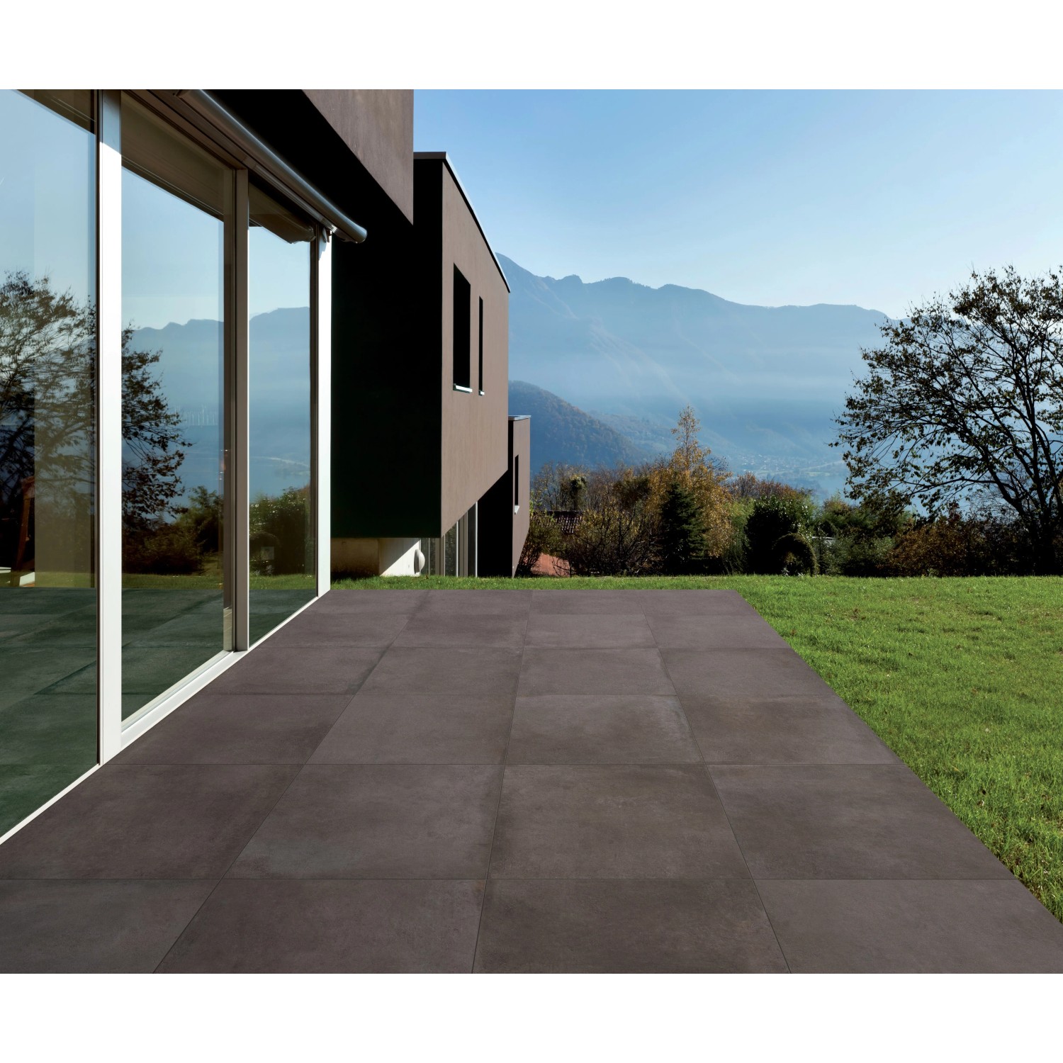 Anthrazitfarbene Terrassenplatten aus Feinsteinzeug (60x60) im Außenbereich verlegt.
