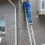 Aluminium Teleskopleiter mit 11 Stufen im Einsatz an einer Hauswand. Arbeitshöhe 3,25 m.
