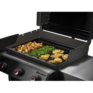 Weber Grillplatte für Spirit 300 Serie mit Grillgut wie Fisch, Bohnen und Kartoffeln.