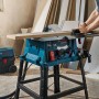 Bosch Professional GTS 254 Tischkreissäge beim Zuschnitt von Holz, mit Absaugung.