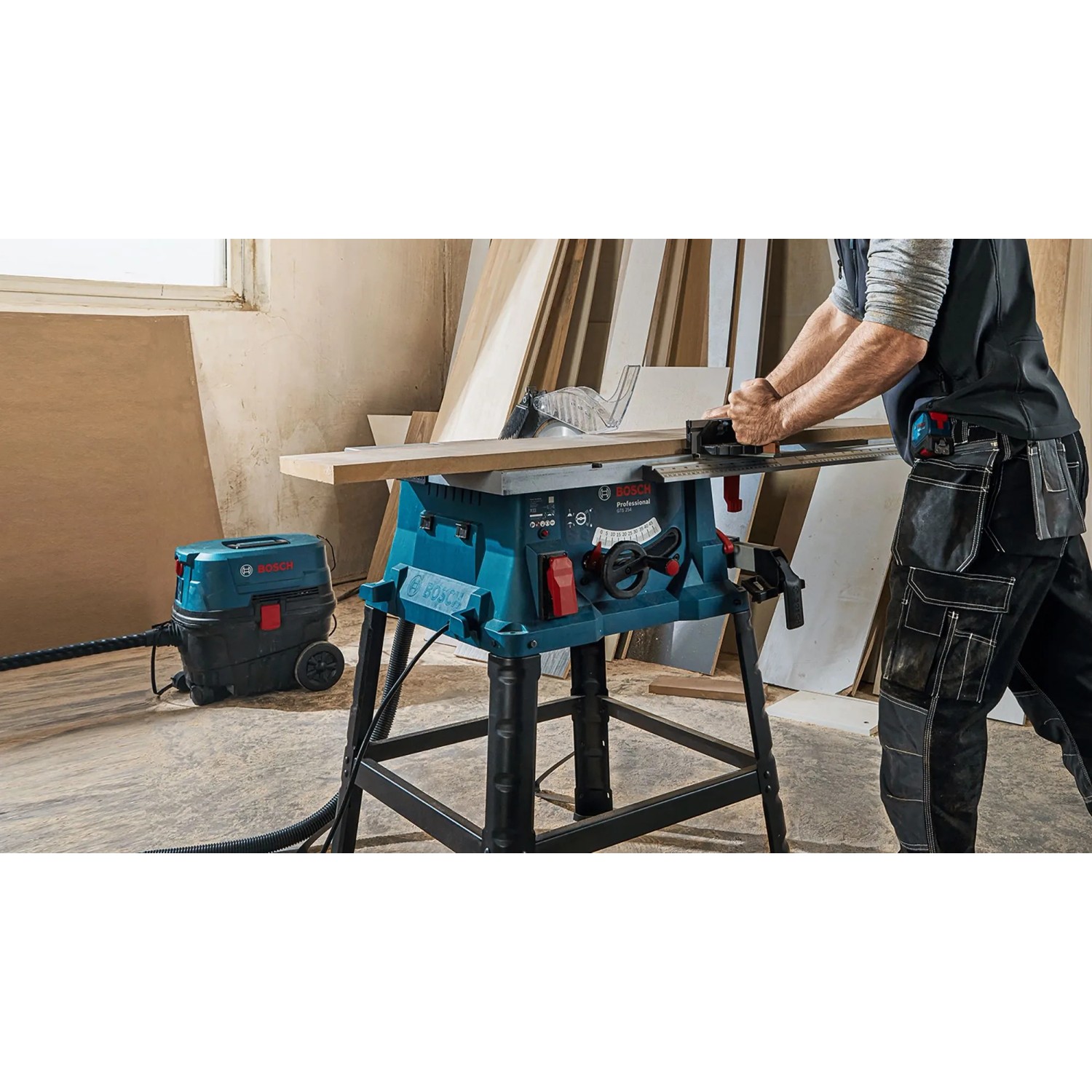 Bosch Professional GTS 254 Tischkreissäge beim Zuschnitt von Holz, mit Absaugung.