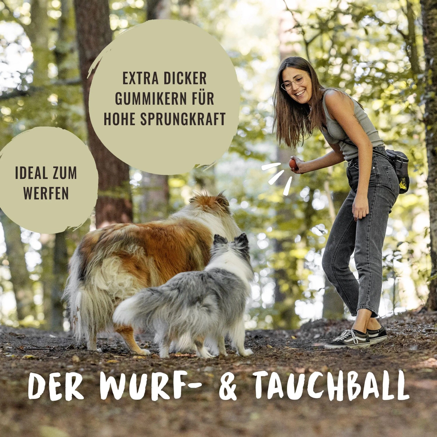Frau wirft blauen Rudelkönig Hundeball für zwei Hunde im Wald, Apportierspielzeug.