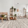 Heller Click-Vinylboden Wittland Oak im Wohnraum verlegt.