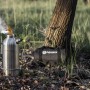Petromax Feuerkanne Edelstahl 0,75 l in Nutzung mit Feuer und Dampf, Outdoor Kocher Zubehör.