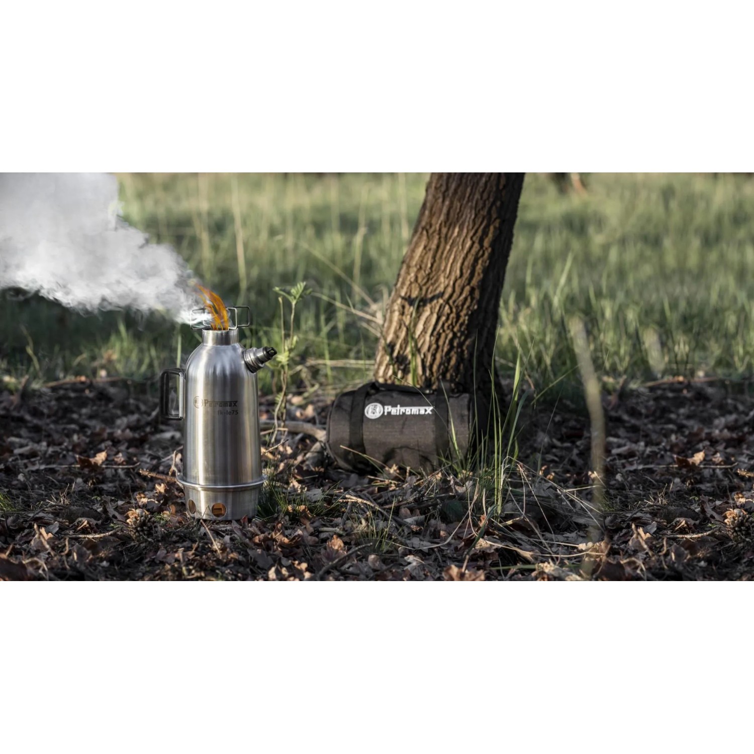 Petromax Feuerkanne Edelstahl 0,75 l in Nutzung mit Feuer und Dampf, Outdoor Kocher Zubehör.