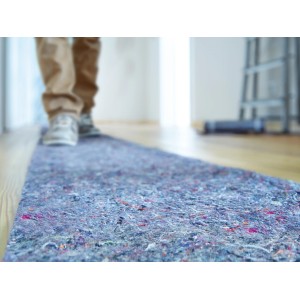 Abdeckvlies (4 Stk.) auf Boden, Person geht darüber. Schutz vor Farbe & Schmutz.