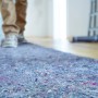 Abdeckvlies (4 Stk.) auf Boden, Person geht darüber. Schutz vor Farbe & Schmutz.