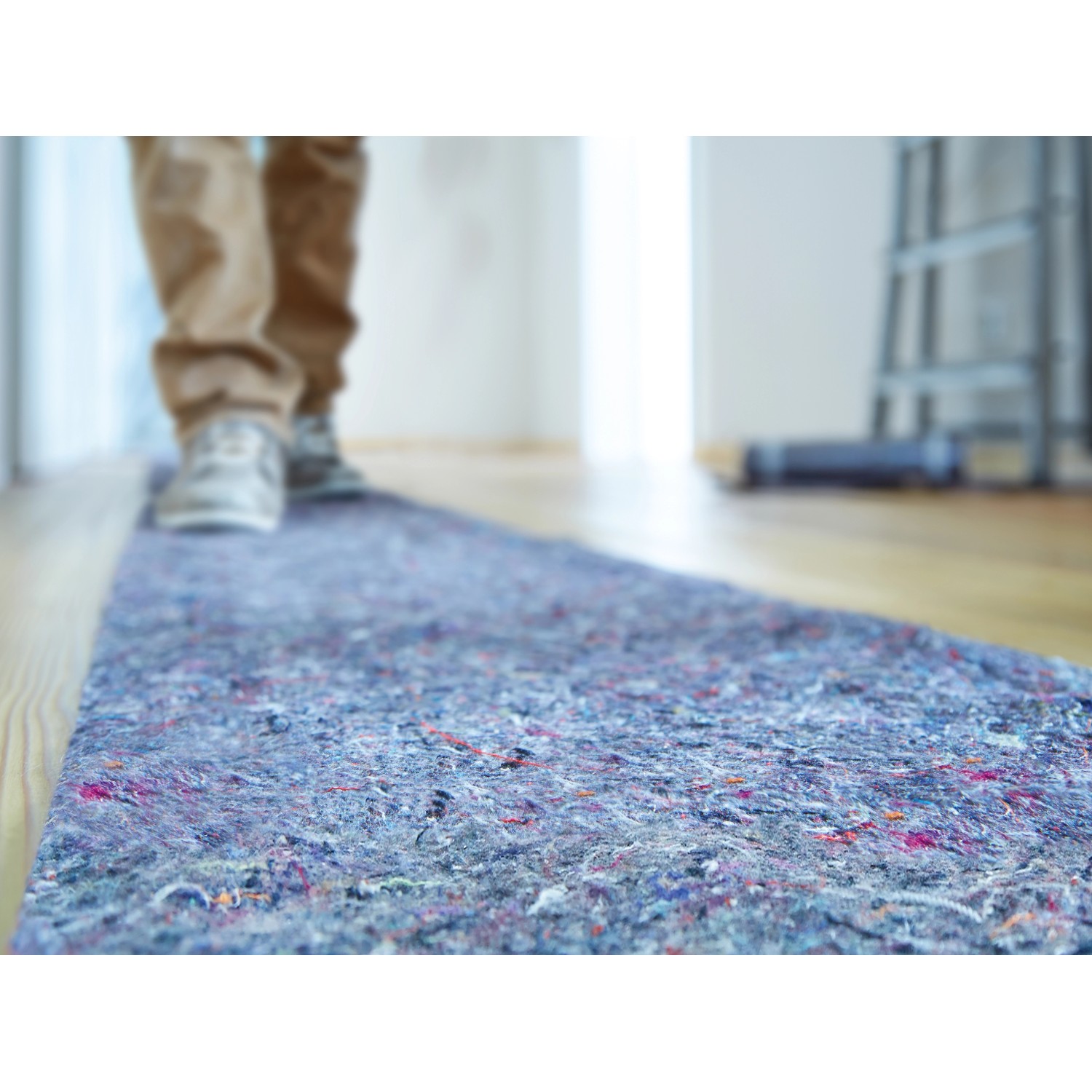 Abdeckvlies (4 Stk.) auf Boden, Person geht darüber. Schutz vor Farbe & Schmutz.