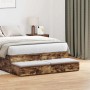 Zwei Bettschubladen Räuchereiche aus Holzwerkstoff mit Kissen, als Bettstufe im Schlafzimmer. Integrierter Stauraum.