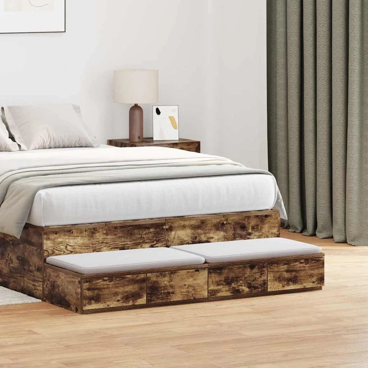 Zwei Bettschubladen Räuchereiche aus Holzwerkstoff mit Kissen, als Bettstufe im Schlafzimmer. Integrierter Stauraum.