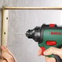 Bosch AdvancedDrill 18 Solo Akkuschrauber beim Schrauben in eine Wandhalterung.