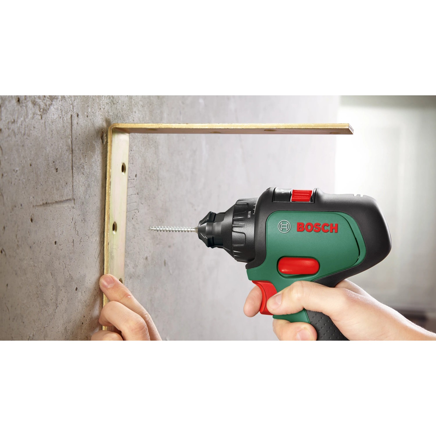 Bosch AdvancedDrill 18 Solo Akkuschrauber beim Schrauben in eine Wandhalterung.