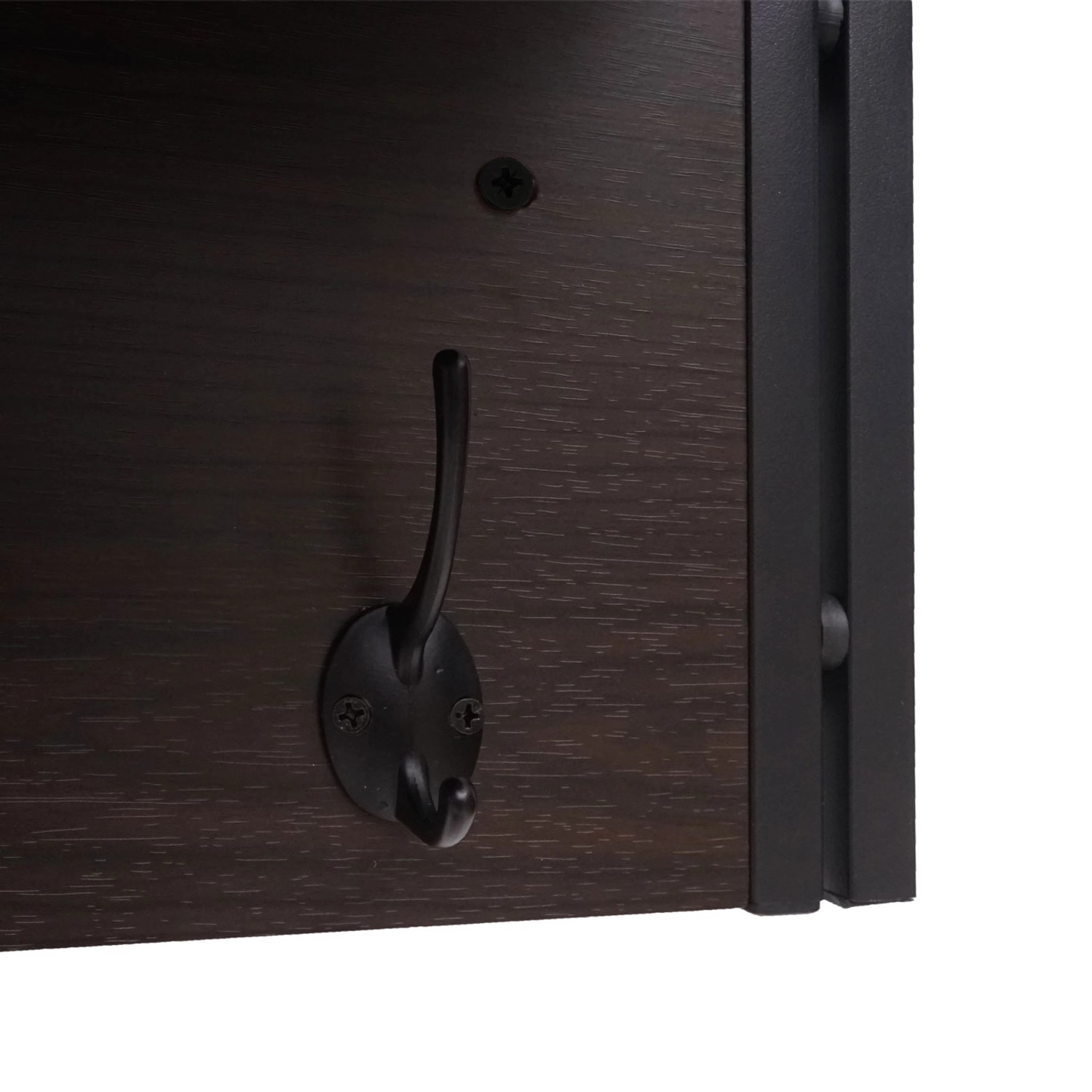 Detailaufnahme: Dunkelbraunes MCW Wandpaneel A27 mit 4 Haken und 3D-Struktur.