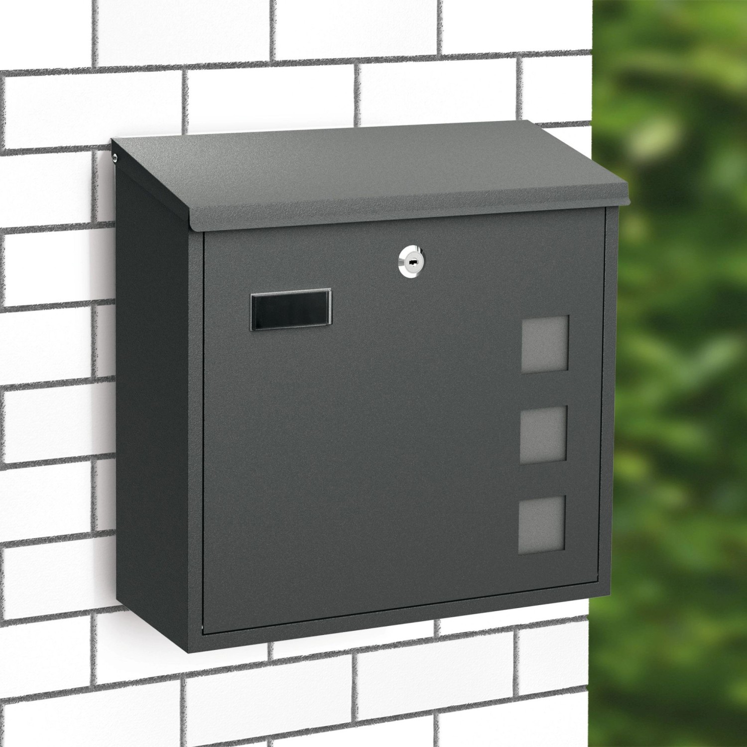 Matt anthrazitfarbener Basi Briefkasten BK 350M mit Schloss, Namensschild und Sichtfenstern.