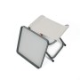 Beiger Camping Klapphocker "Titan" mit Tischauflage, vielseitig als Hocker, Tisch oder Tablett nutzbar.
